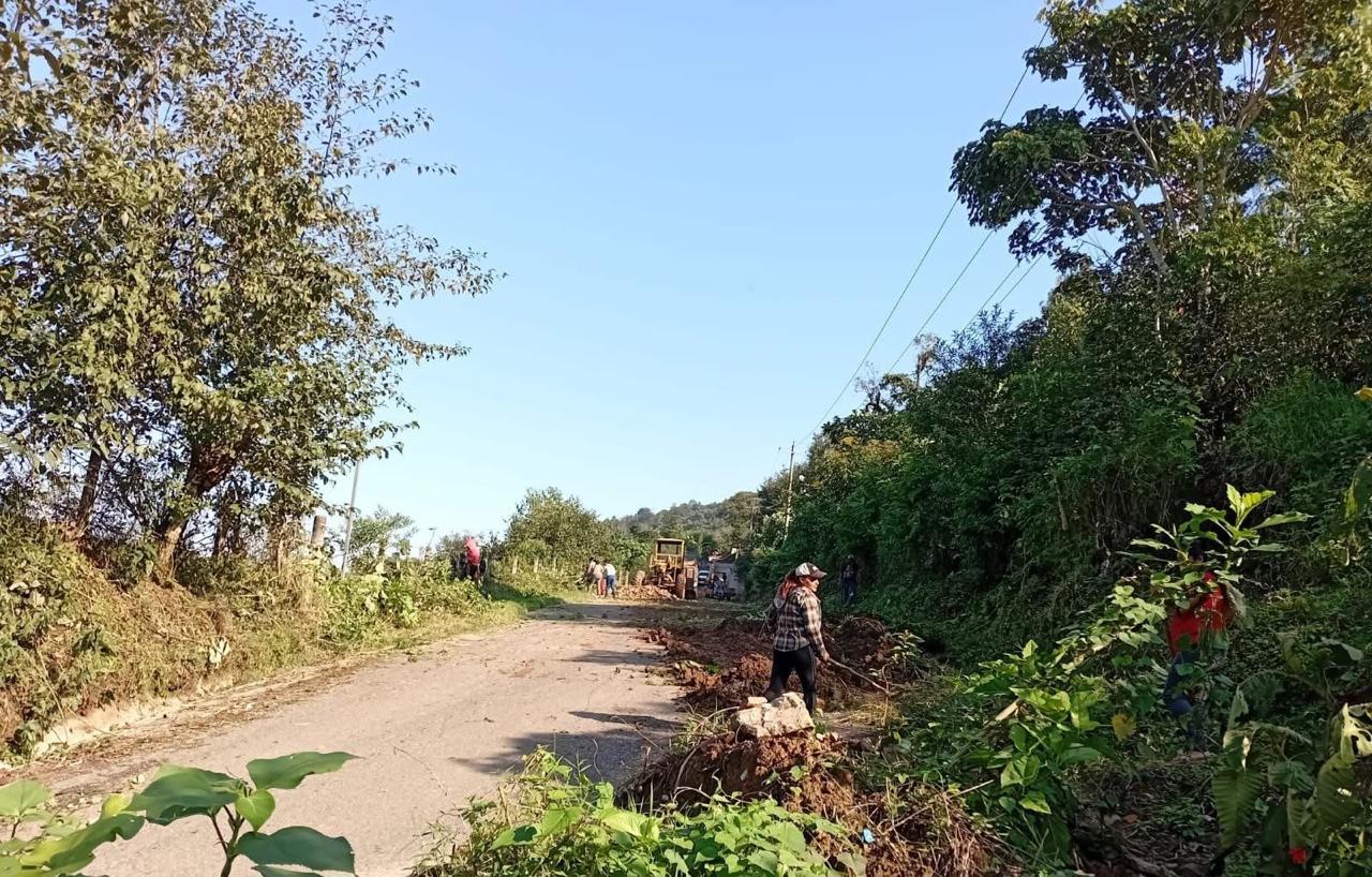 Labores de mantenimiento en el libramiento, mediante faena, llevando acabo limpieza de cunetas y colocacion de balastre.